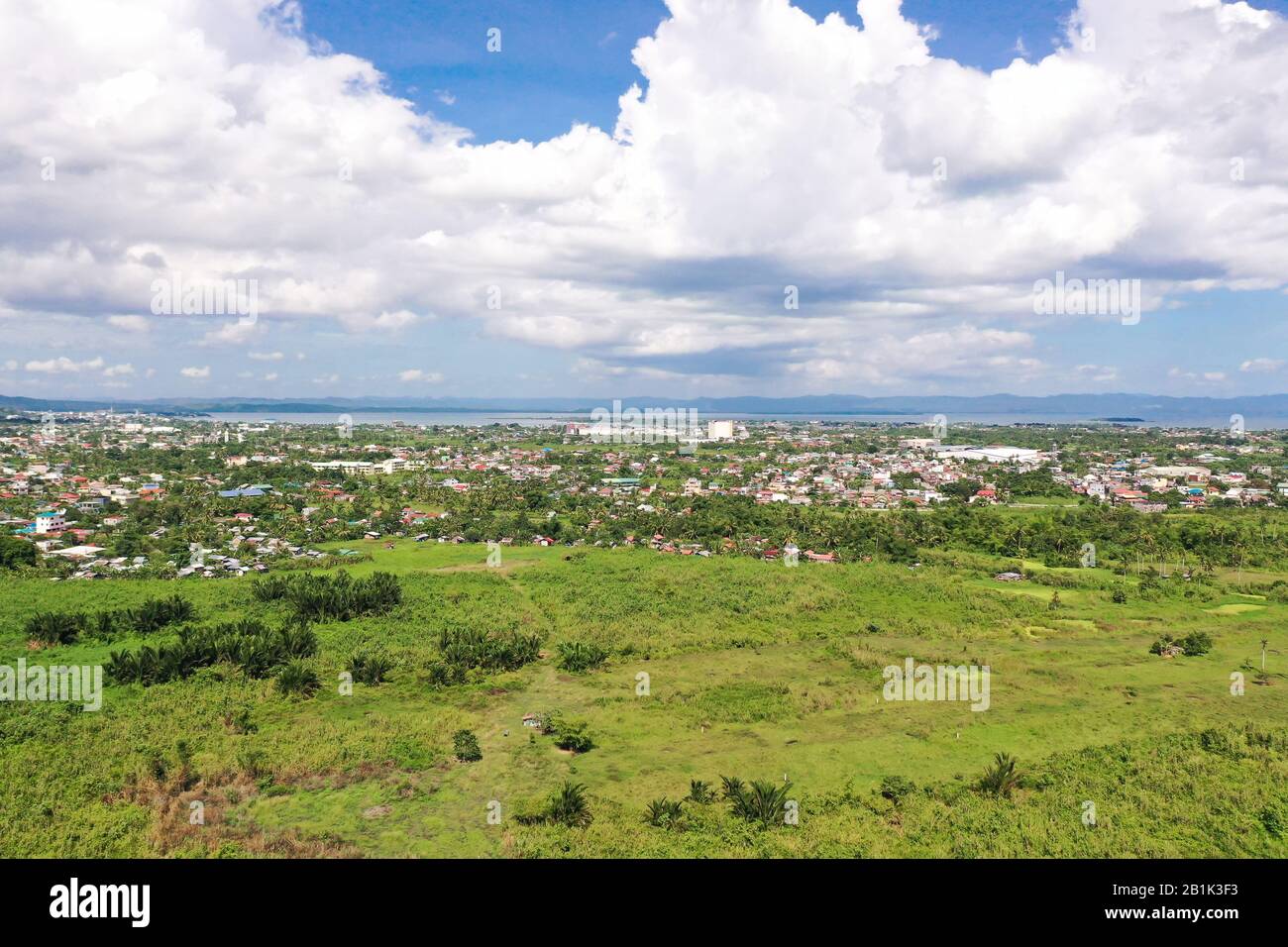 Ville de Tacloban, île de Leyte, Philippines. Paysage tropical avec panorama sur la ville, vue aérienne. Concept de vacances d'été et de voyage. Banque D'Images