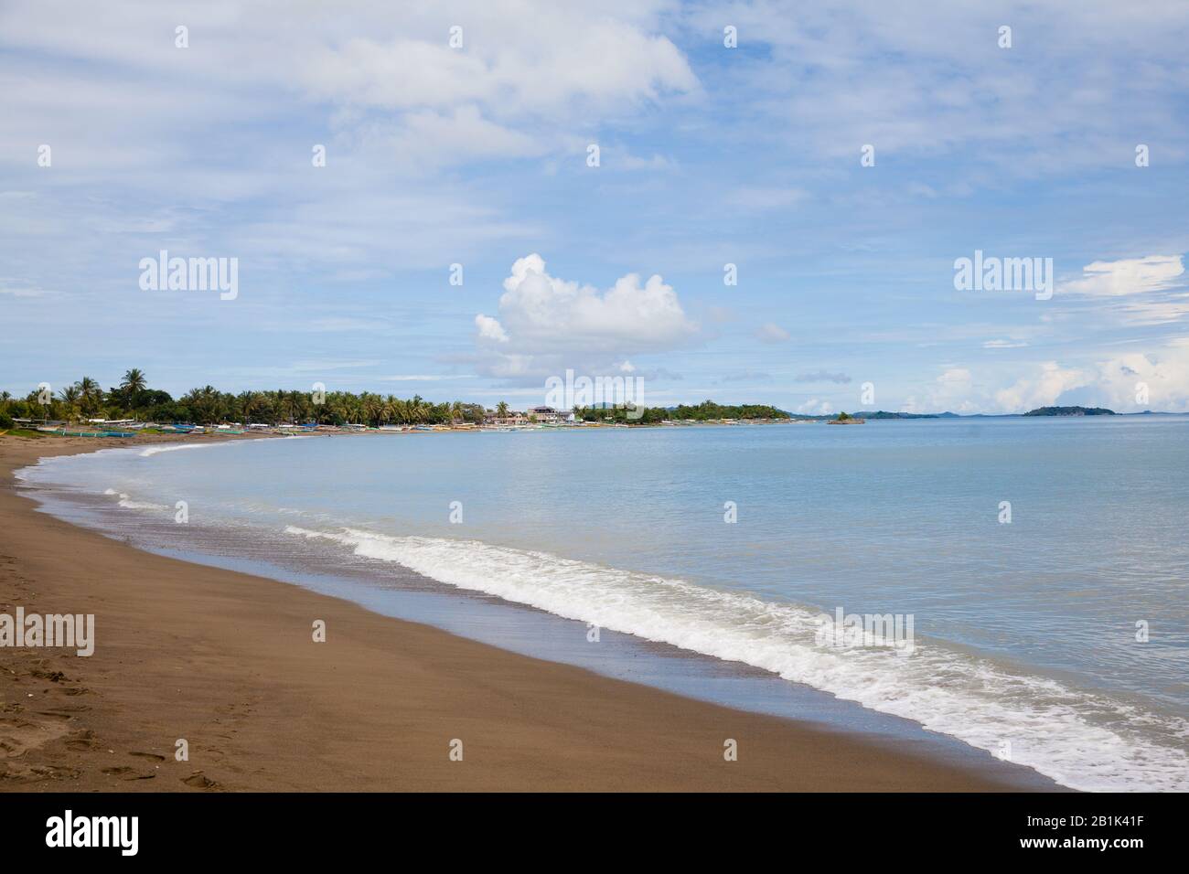 Côte de mer avec une plage de sable. Îles Caramoan, Philippines. Concept de vacances d'été et de voyage. Banque D'Images