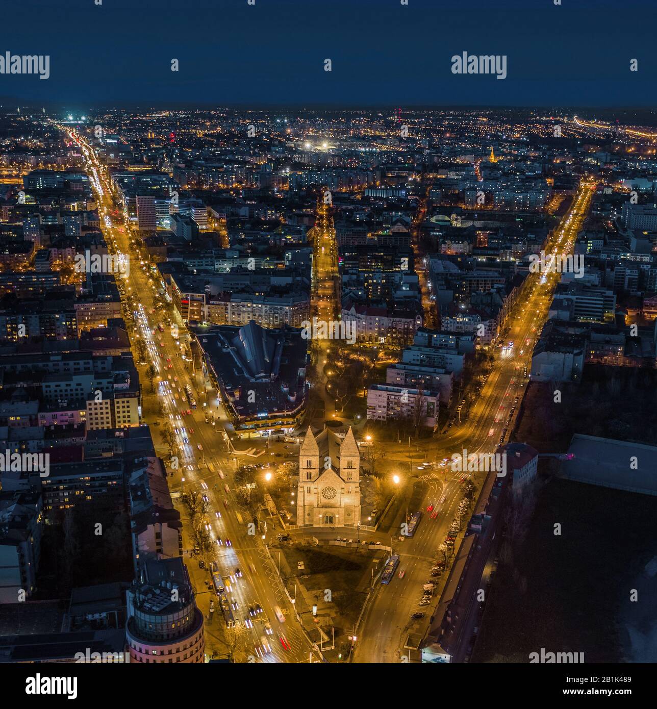 Budapest, Hongrie - vue aérienne du centre-ville de Budapest au crépuscule avec église éclairée sur la place Lehet Banque D'Images