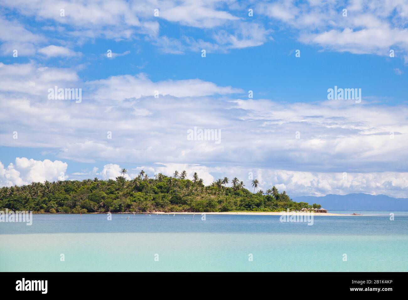 Île tropicale avec une plage de sable blanc. Îles Caramoan, Philippines. Banque D'Images