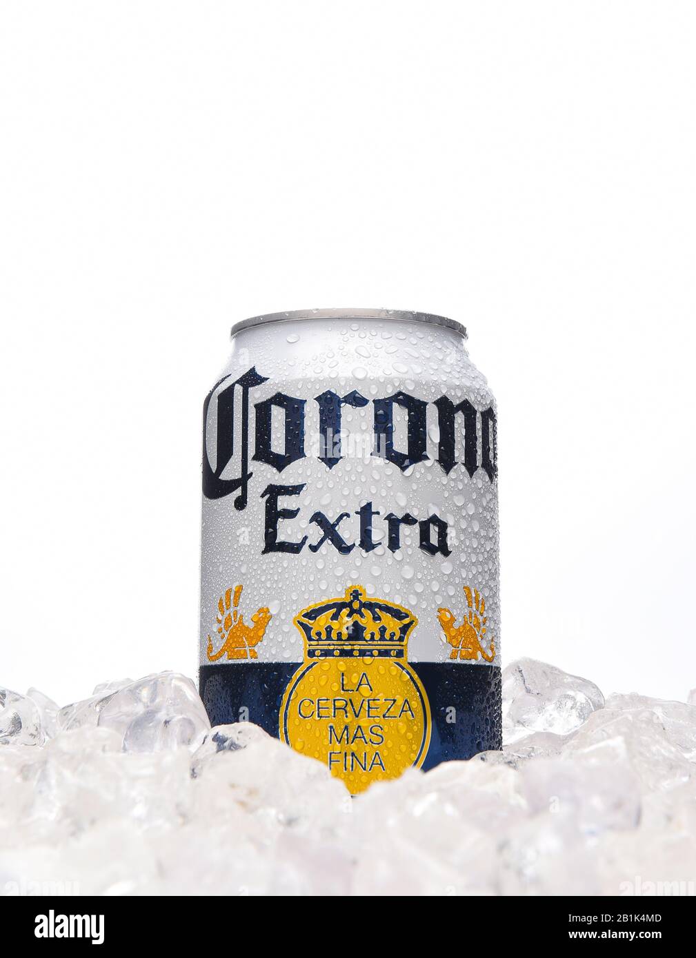 Irvine, CALIFORNIE - 21 MARS 2018 : 12 CAN de la comte de Corona Extra Cerveza dans la glace. Corona Extra est un lager pâle produit par Cerveceria Modelo au Mexique Banque D'Images