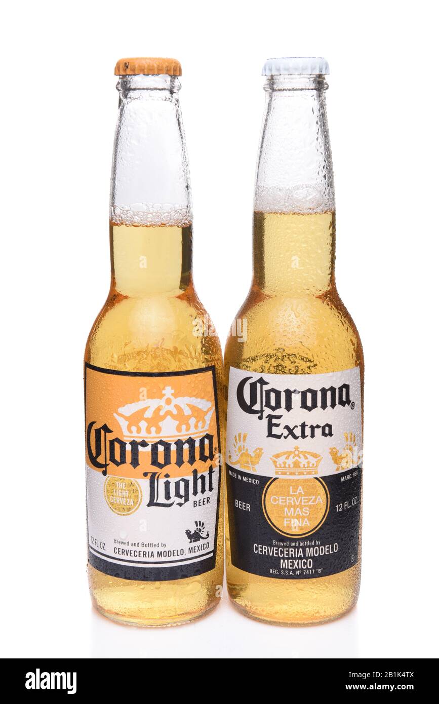 Irvine, CALIFORNIE - 14 DÉCEMBRE 2017 : deux bouteilles de bière Corona, légère et Extra. Corona est la bière importée la plus populaire aux États-Unis. Banque D'Images