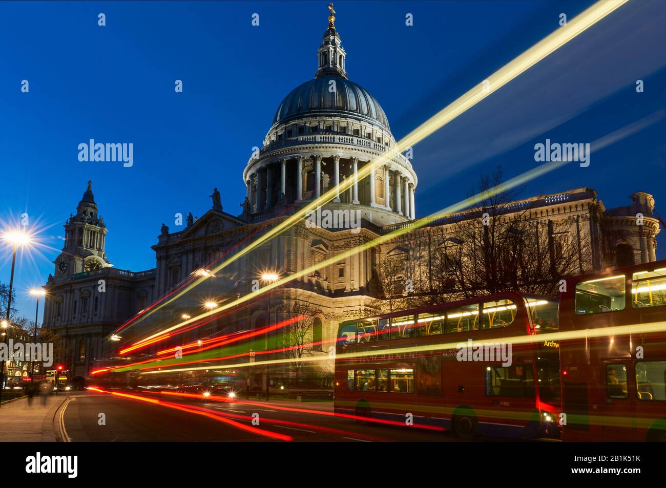 Extérieur de la cathédrale St Paul au crépuscule, de Cannon Street, Londres, Royaume-Uni, avec des traînées lumineuses de passage de la circulation Banque D'Images