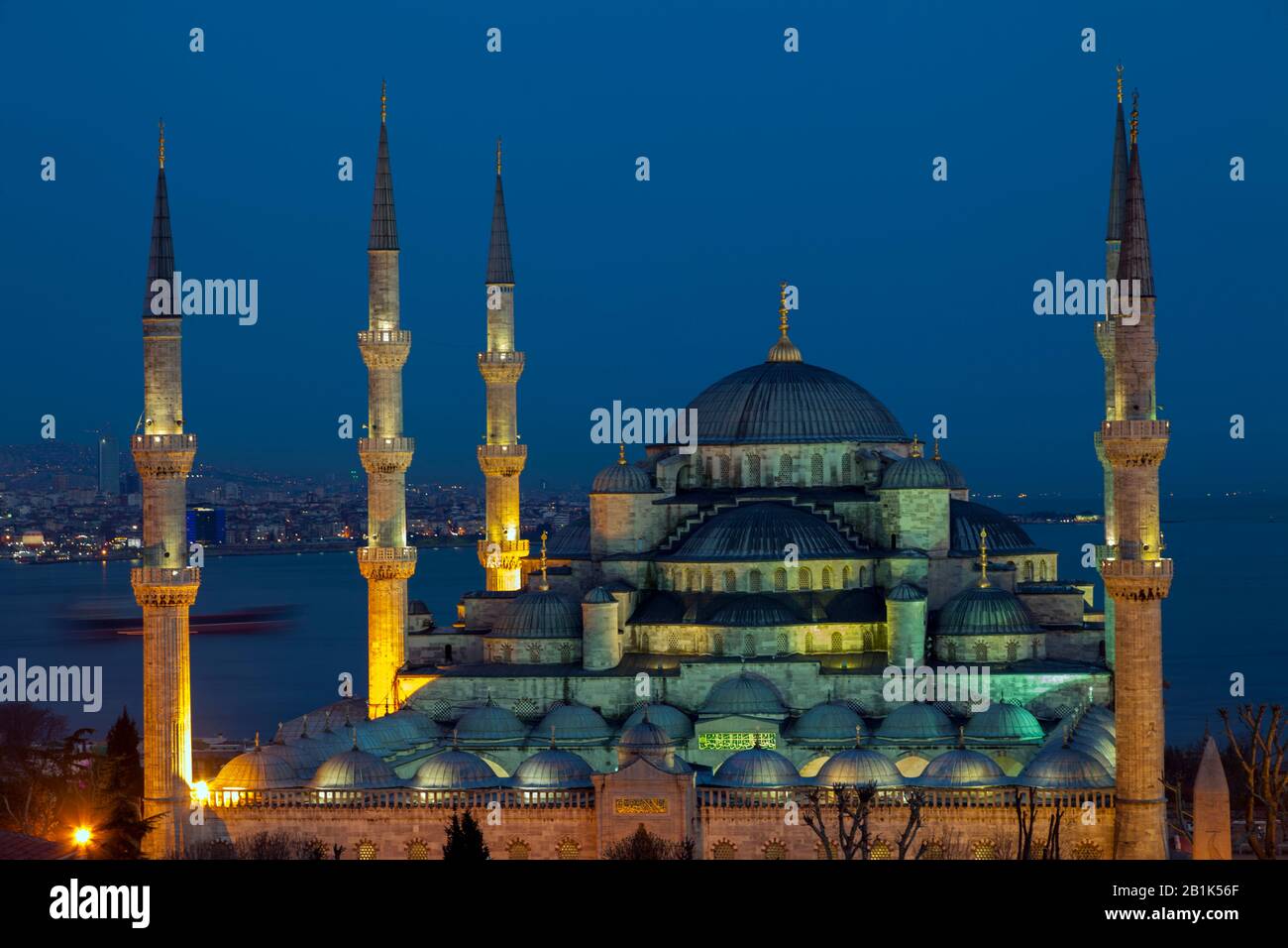 Vue panoramique sur le Bosphore et les dômes de la Mosquée bleue. Istanbul, Turquie Banque D'Images