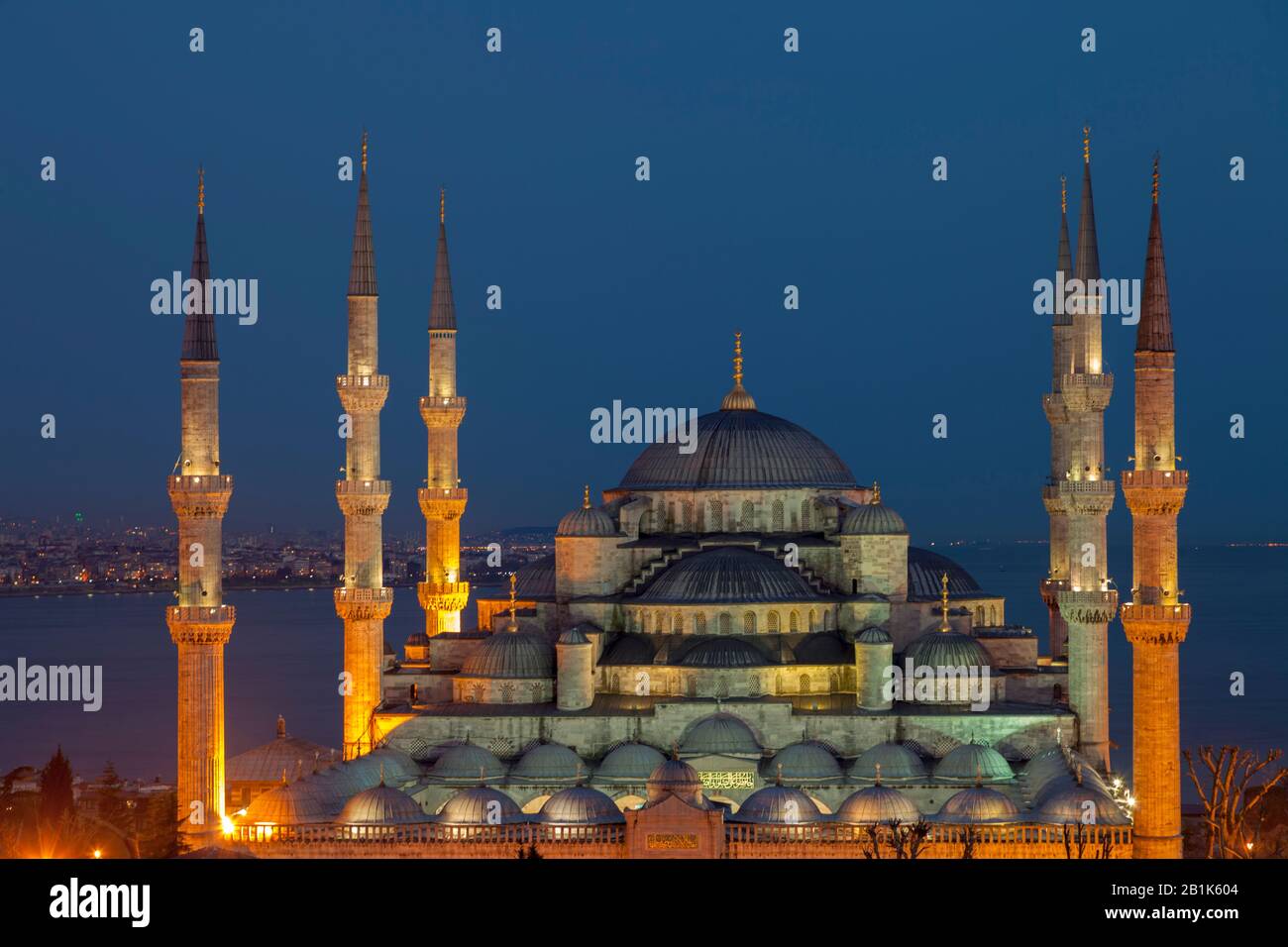 Vue panoramique sur le Bosphore et les dômes de la Mosquée bleue. Istanbul, Turquie Banque D'Images