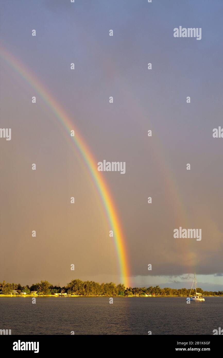 Rainbow devant Rotoava, Fakarava, Tuamotu Archipel, Polynésie française Banque D'Images