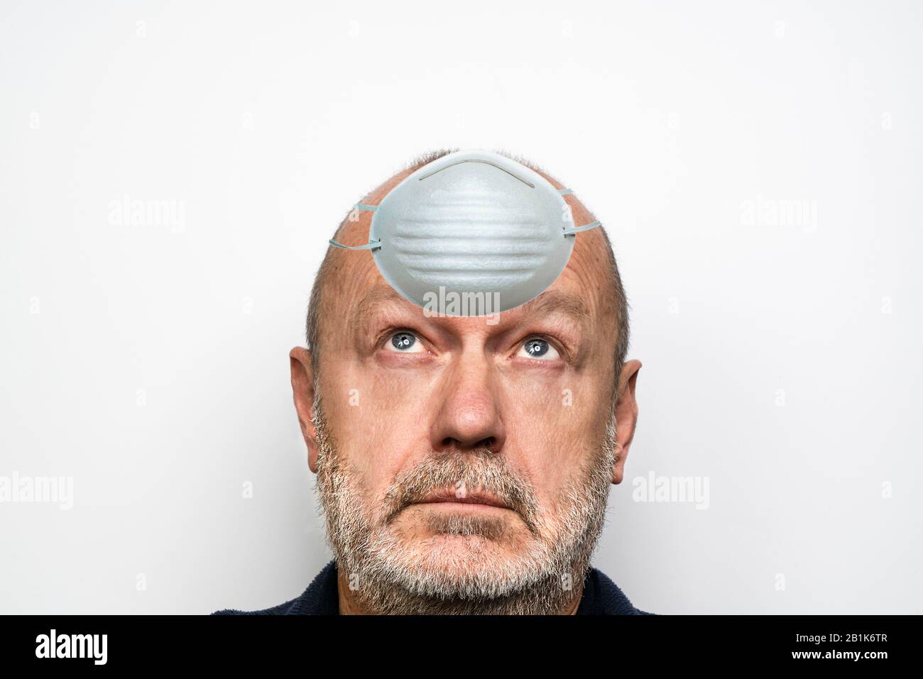 un homme qui protège son cerveau de la panique avec un masque Banque D'Images
