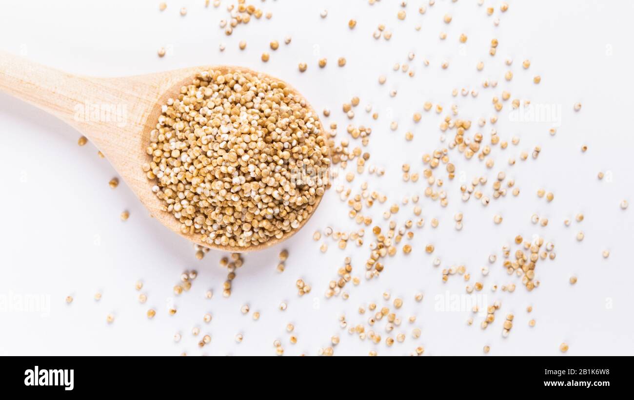 Échange de nourriture. Quinoa blanc dans une cuillère ronde en bois Banque D'Images