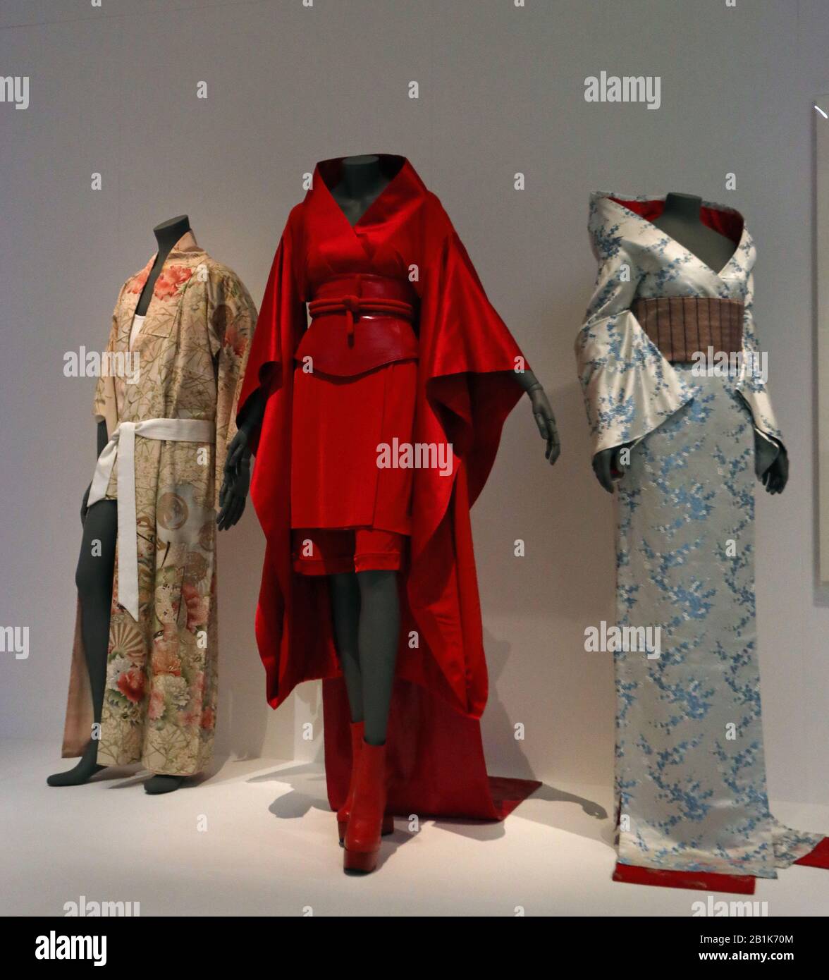 Kimono appartenant à Freddie Mercury, ensemble kimono pour Madonna Jean  Paul Gaultier(b. 1952) et 'Homogenic' exposés, lors d'un aperçu de  l'exposition 'Kimono: Kyoto to Catwalk' au musée V&A de Londres Photo Stock  -