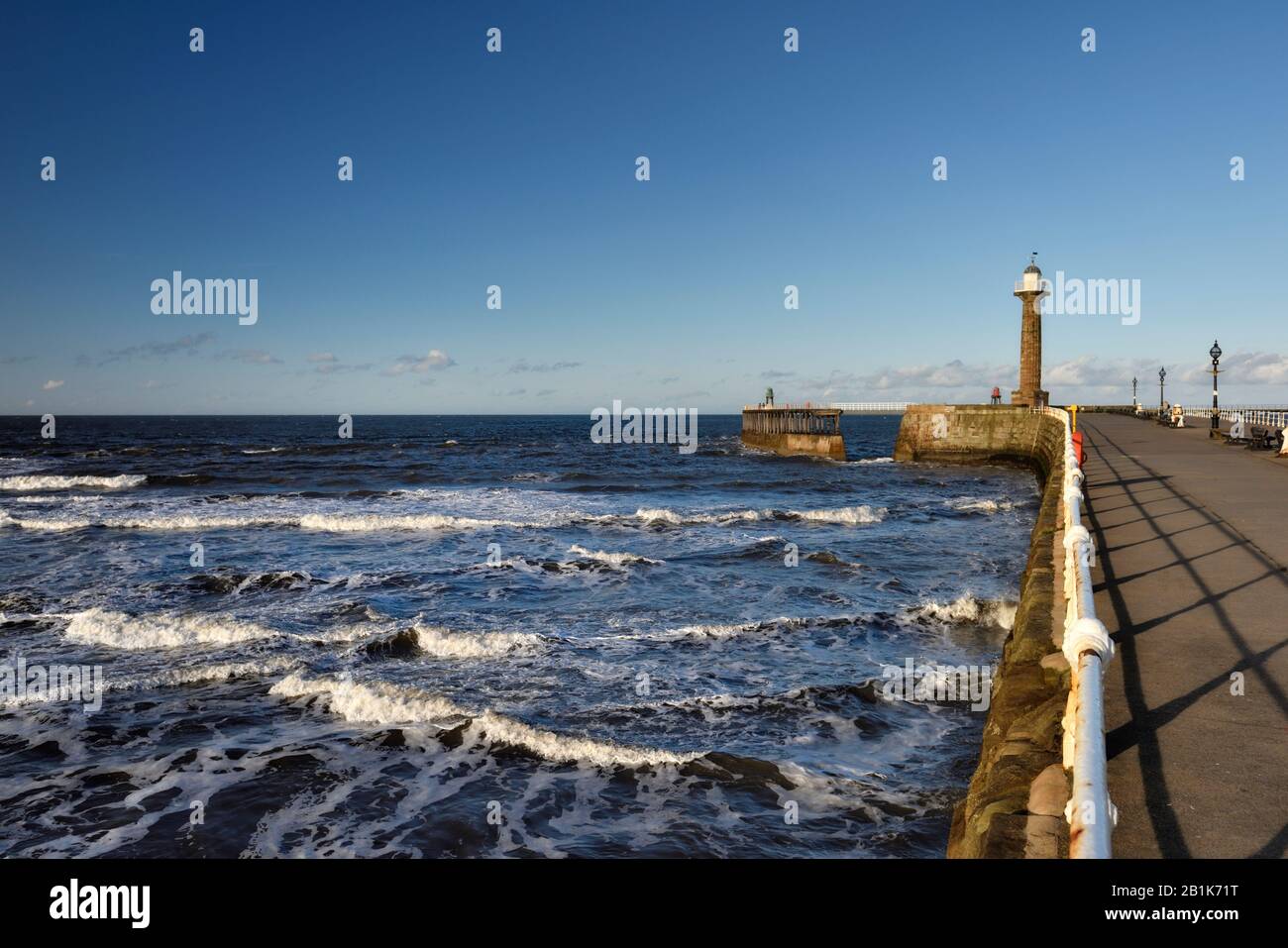 Phare de Whitby, marée et vagues, North Yorkshire, Angleterre, Royaume-Uni Banque D'Images