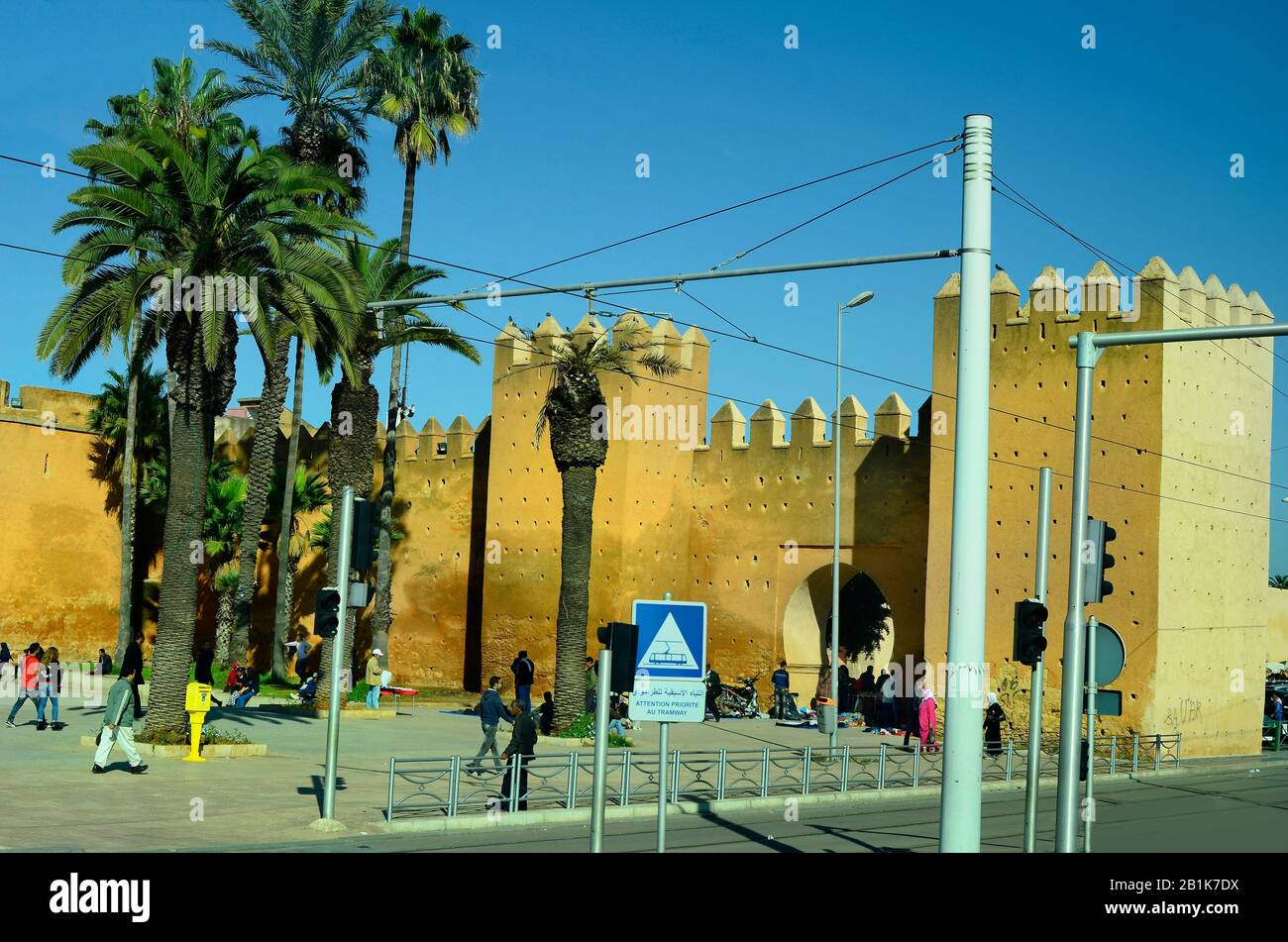 Rabat, Maroc - 18 novembre 2014 : personnes non identifiées devant le mur de la ville avec porte et place avec palmiers Banque D'Images