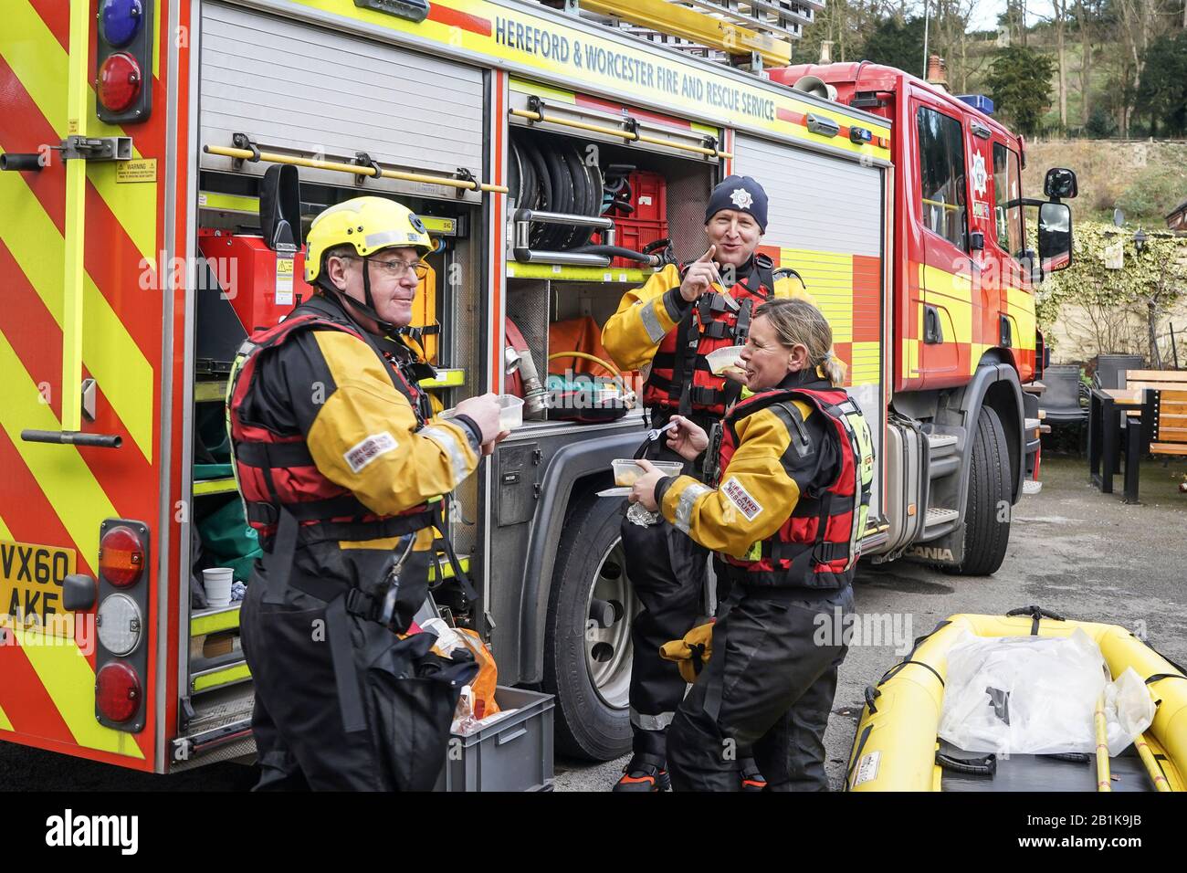 Bewdley, Royaume-Uni. 26 février 2020. Les services héroïques d'urgence sont alimentés par des résidents très reconnaissants. Hereford et Worcester Fire and Rescue Service Prenez un moment de répit pour profiter de quelques curry de poulet faits maison fournis par des résidents locaux appréciatifs. Crédit: Lee Hudson/Alay Live News Banque D'Images