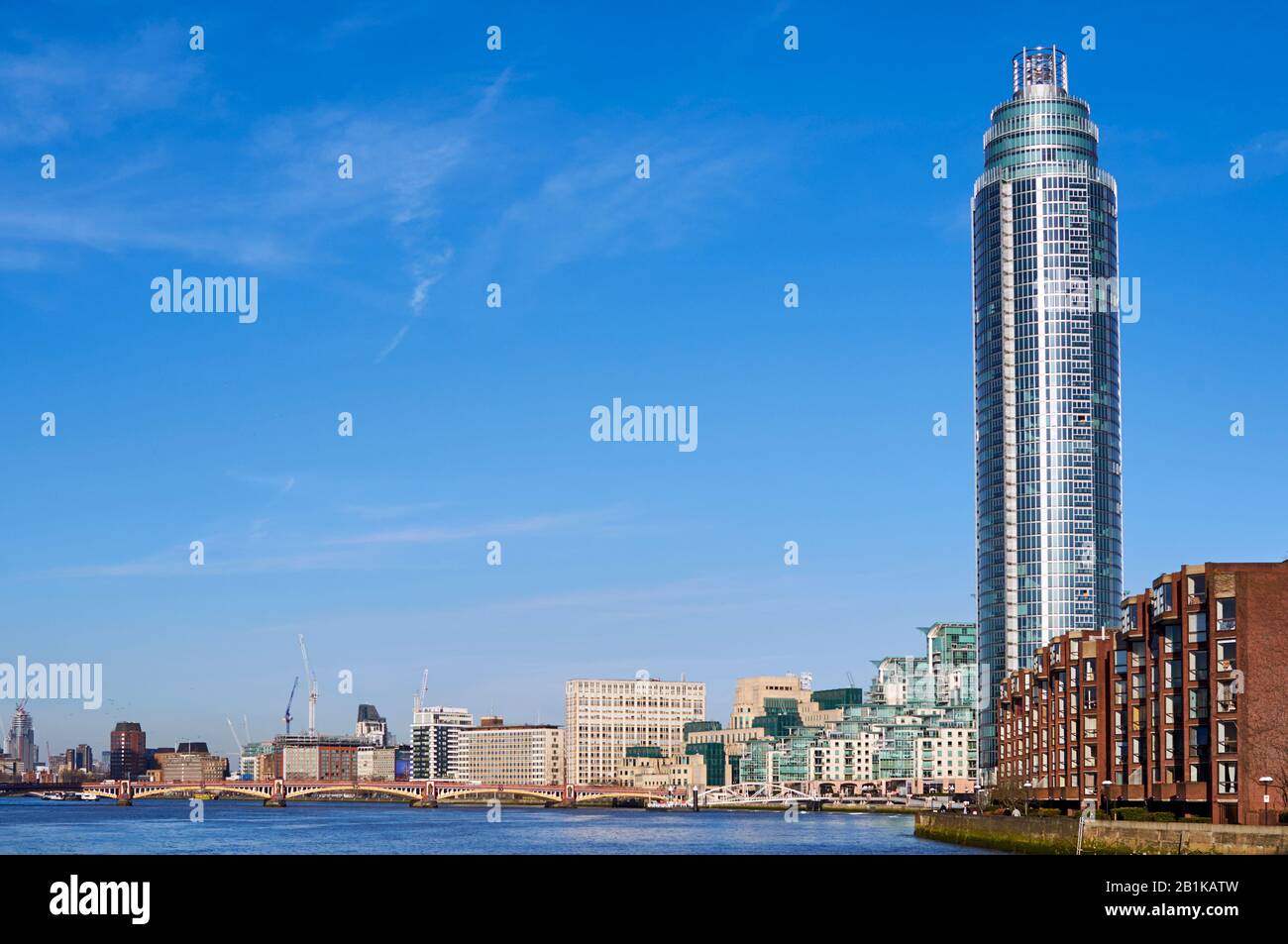 St George's Wharf Tower et Vauxhall Bridge sur la rive sud de la Tamise, Londres, Royaume-Uni Banque D'Images