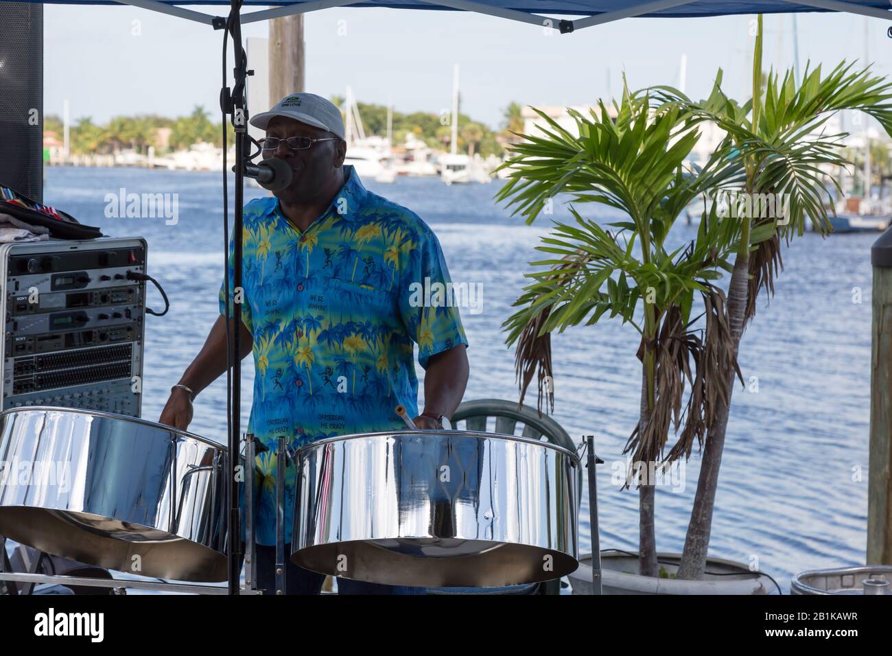 Un jamaïcain portant une chemise bleue et jaune joue de la musique reggae pour les clients au Shrimpers Grill and Raw Bar à Port Salerno, Floride, États-Unis. Banque D'Images