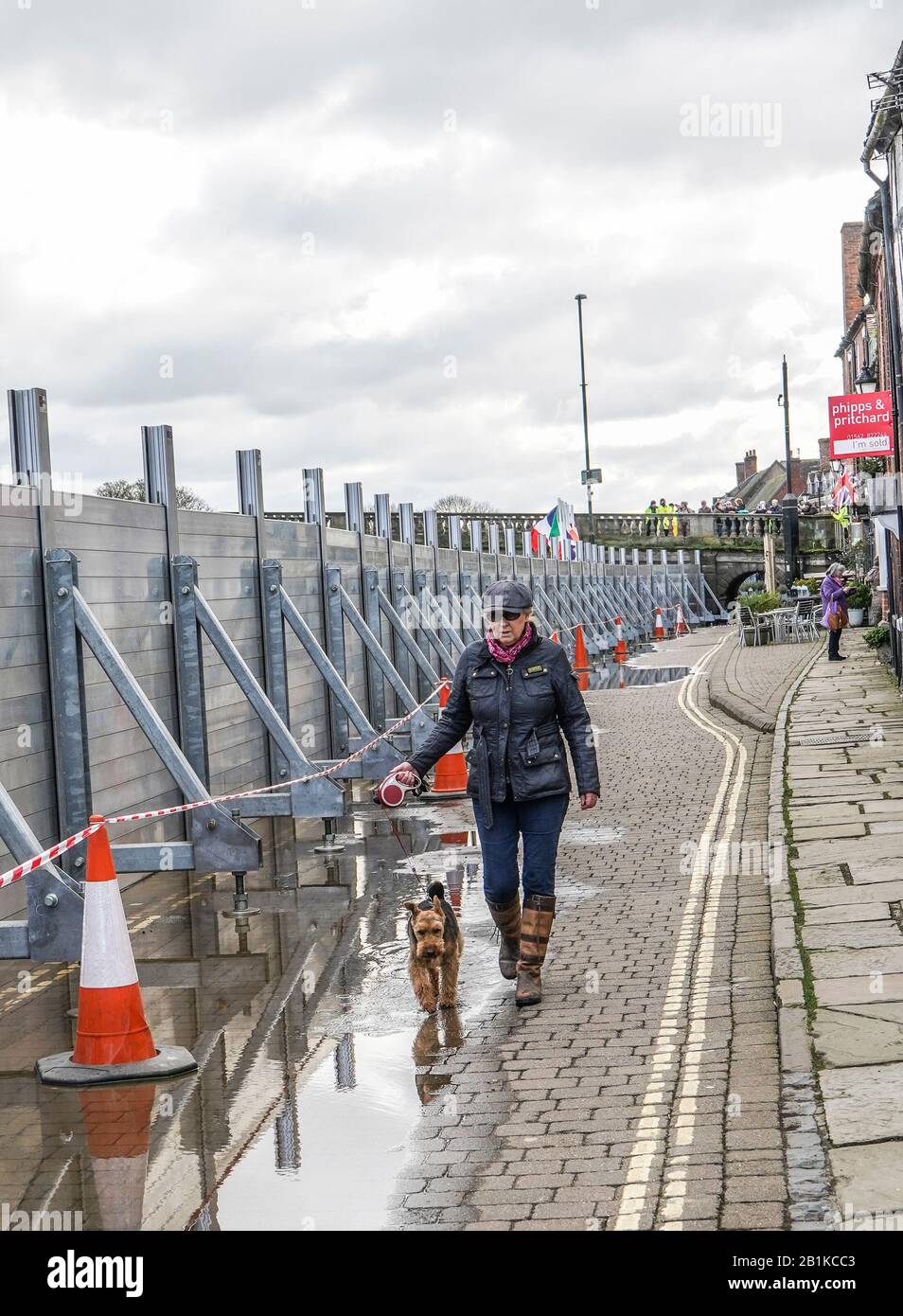 Bewdley, Royaume-Uni. 26 février 2020. Les eaux d'inondation dans la ville de Bewdley dans le Worcestershire sont encore en hausse avec la prévision de la rivière Severn pour pic ce soir vers 20h00. De nombreux résidents risquent encore d'être inondées d'eau dans leurs propriétés, les services d'urgence continuant leurs efforts pour assurer la sécurité des habitants de Bewdley. Les barrières de protection contre les inondations le long de Severnside North empêchent toujours les eaux d'inondation de se tenir à distance, car les résidents tentent de faire leurs affaires normales. Crédit : Lee Hudson/Alay Live News Banque D'Images