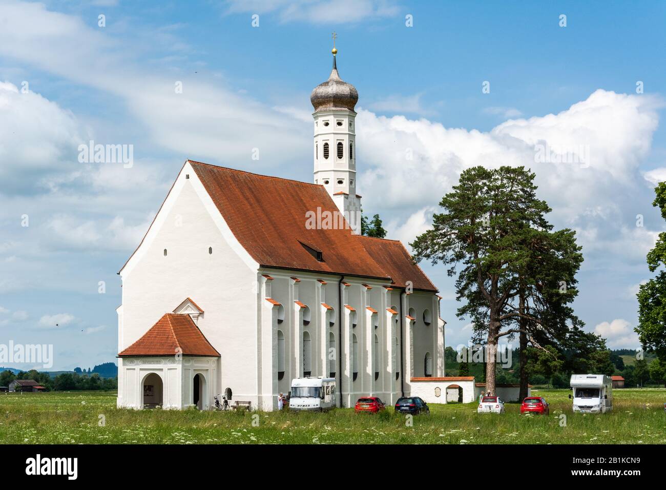 Fussen, Allemagne – 30 Juin 2016. Église de pèlerinage de Saint-Coloman près de Fussen, en Allemagne, avec des voitures et des gens, en été. Banque D'Images