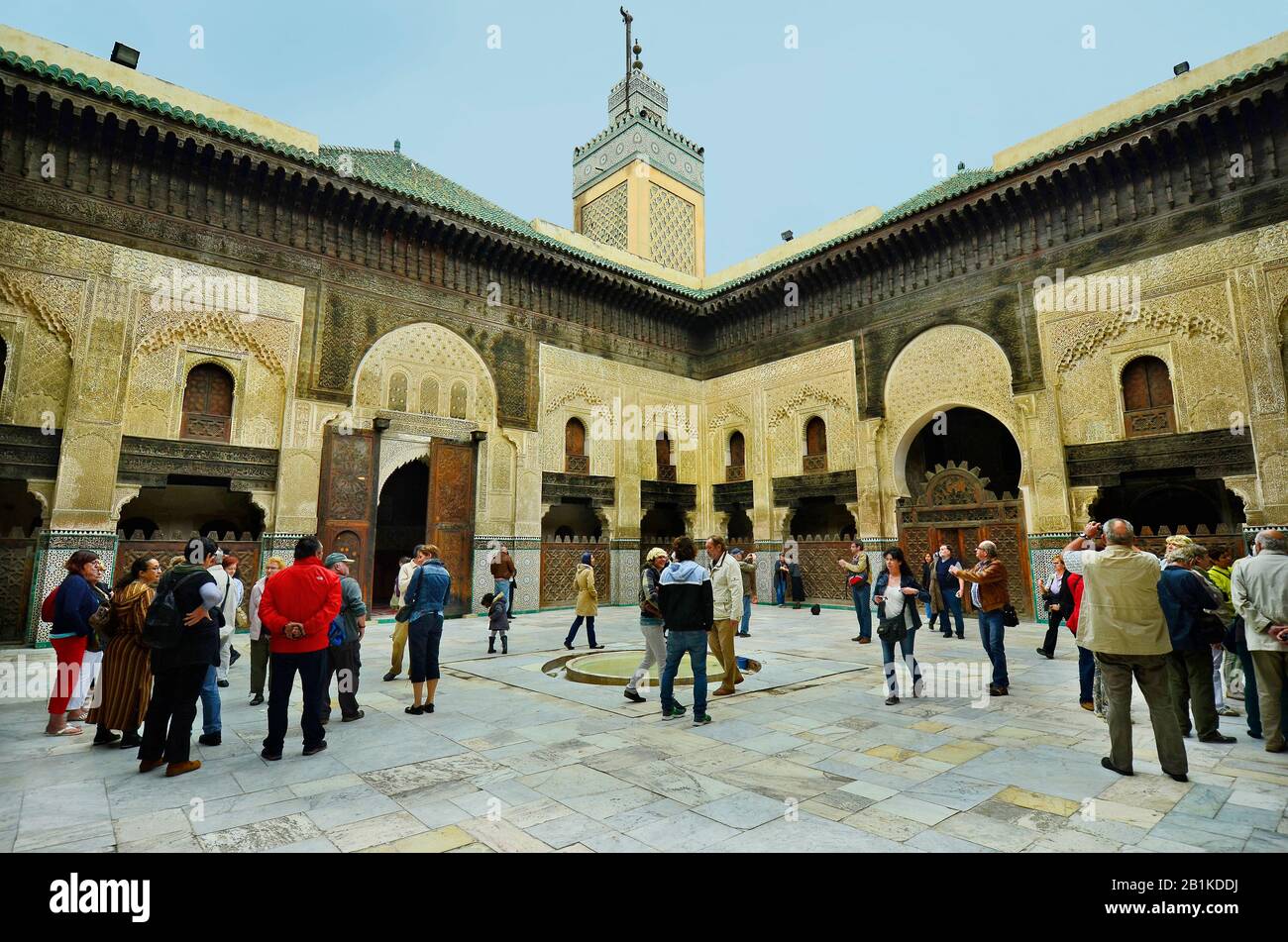 Fez, Maroc - 20 novembre 2014 : touristes non identifiés dans la cour intérieure de Medersa Bou Inania avec des ornements artistiques - une école islamique - madir Banque D'Images