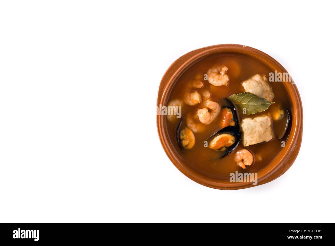 Soupe française à la bouillabaisse dans un bol isolé sur fond blanc. Vue de dessus. Espace de copie Banque D'Images