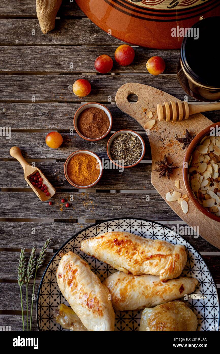 Préparer le tagine de poulet avec des mirabelles et des épices Banque D'Images