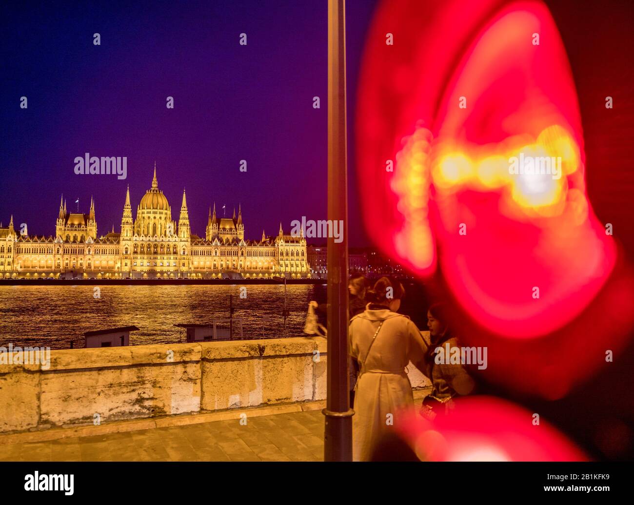 Image de longue exposition du Parlement hongrois à l'aube Banque D'Images