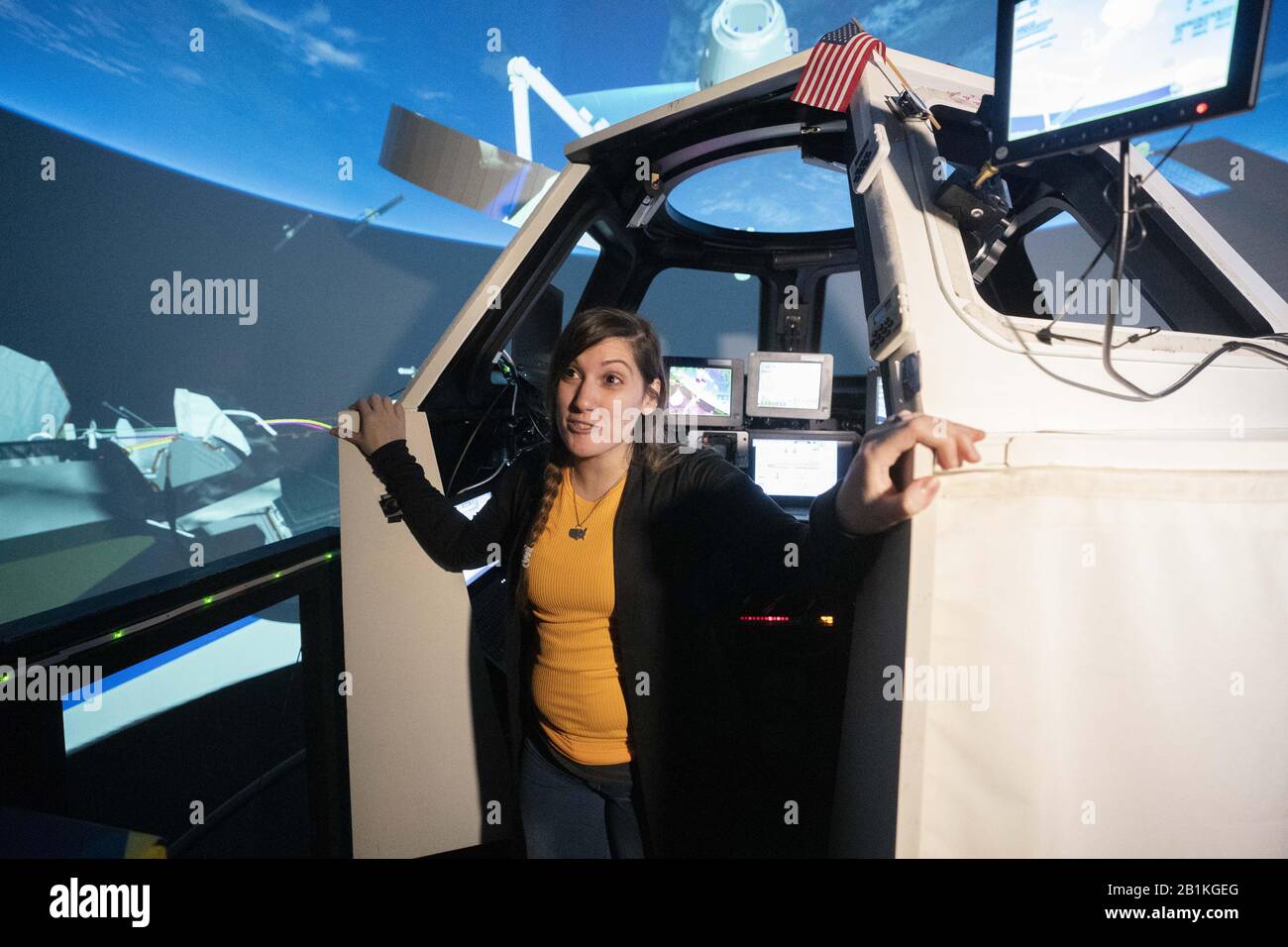 25 février 2020, Houston, Texas, États-Unis: Megan Daley de la NASA, directeur du Systems Engineering Simulator (ses) démontre ses capacités aux journalistes alors que l'agence spatiale américaine se prépare à appeler une nouvelle classe d'astronautes de 2021. Le laboratoire ses simule des dizaines de véhicules spatiaux et des opérations à la fois actuelles et conceptuelles. (Image De Crédit : © Bob Daemmrich/Zuma Wire) Banque D'Images