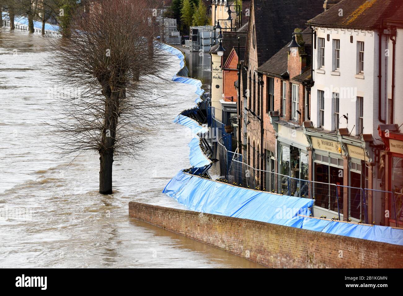 Ironbridge 26th février 2020 les eaux de crue de la rivière Severn compromettent les barrières de défense contre les inondations après les avoir forcées à traverser la route et à pénétrer dans les maisons et les magasins. Crédit : David Bagnall Banque D'Images