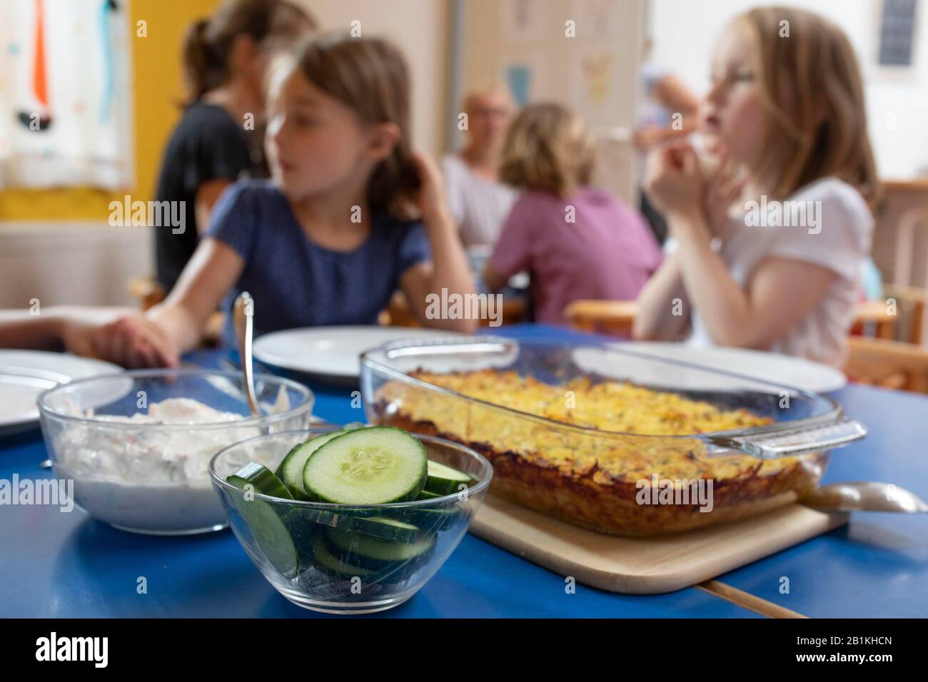 Enfants déjeuner à la maternelle, Cologne, Rhénanie-du-Nord-Westphalie, Allemagne Banque D'Images