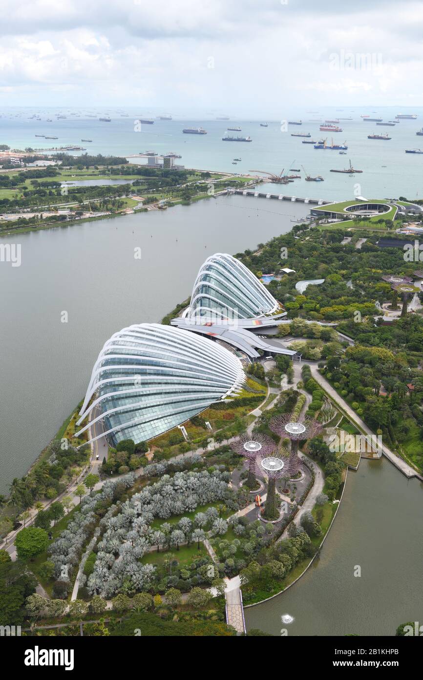 Vue aérienne du « Flower Dome » dans les « jardins près de la baie », « Cloud Forest » et au-delà du barrage et bateaux au large de Marina South, Singapour, Asie Banque D'Images