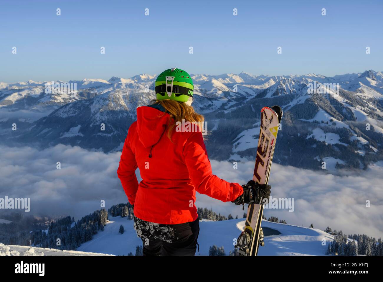 Skieur avec casque de ski et vue sur la montagne panorama, SkiWelt Wilder Kaiser, Brixen im Thale, Tyrol, Autriche Banque D'Images