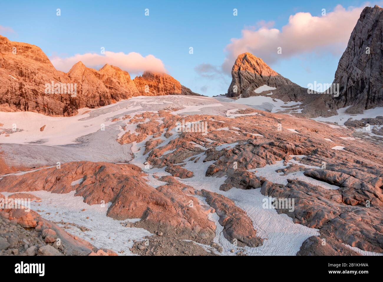 Ambiance nocturne, paysage alpin, glacier de Great Gosau, montagnes de gauche à droite Mitterspitz, Hoher et Niederer Dachstein, Hohes Kreuz Banque D'Images