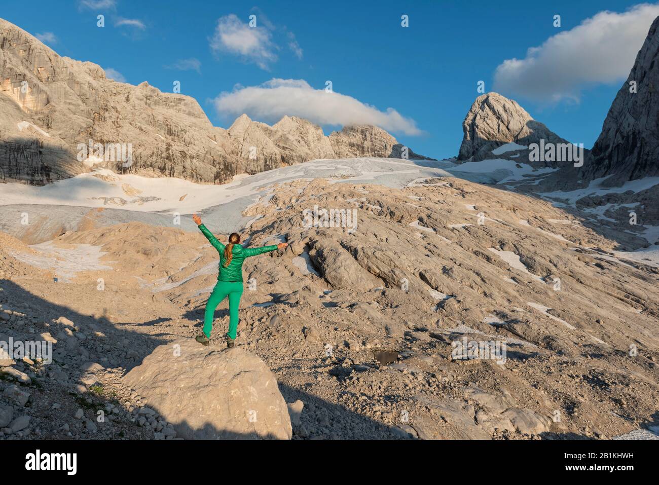 Le randonneur s'étire dans les airs, le paysage alpin, le Grand glacier Gosau, Hohes Kreuz, Hoher et Niederer Dachstein, Salzkammergut, Haute-Autriche Banque D'Images