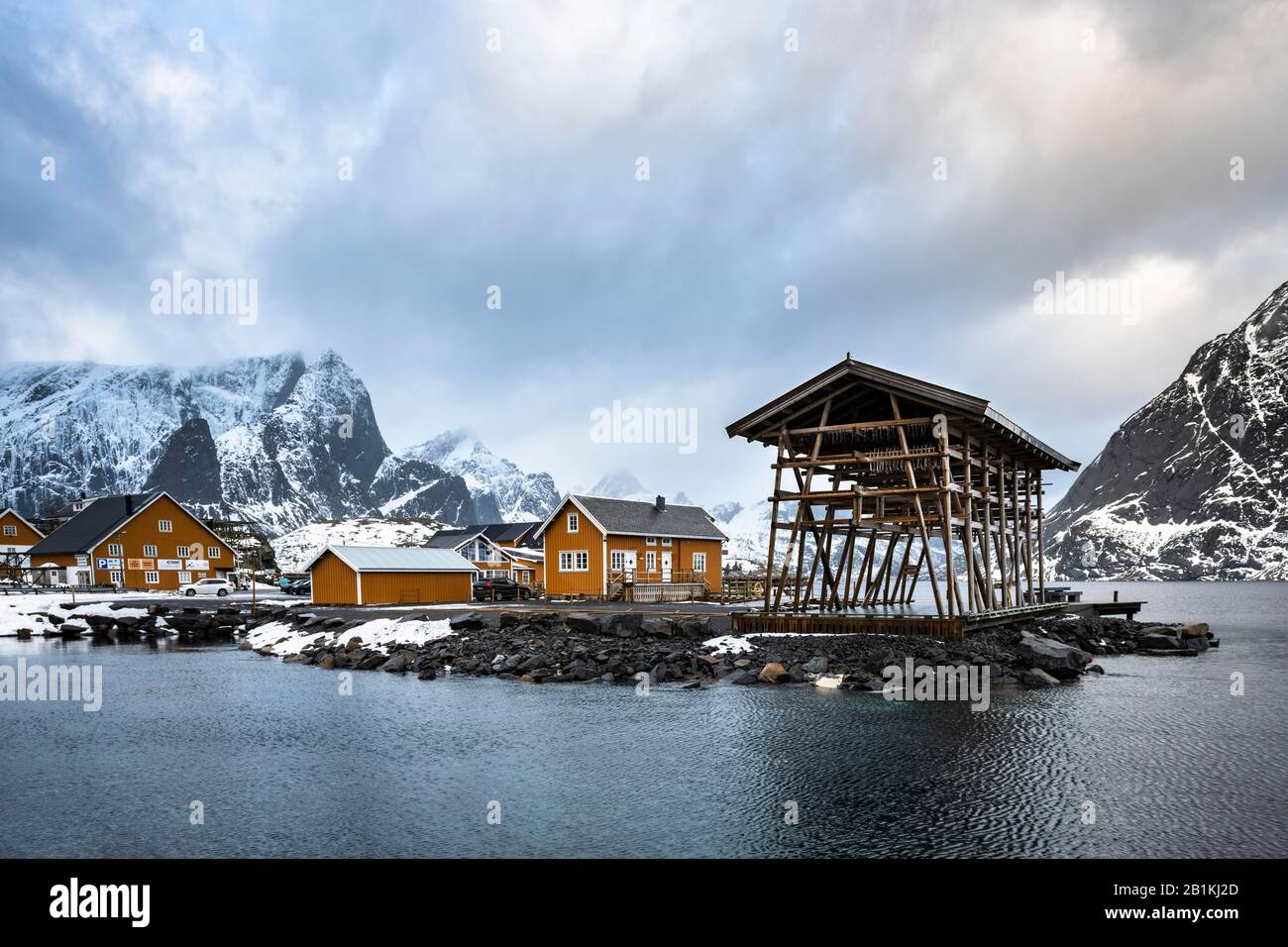 Sakrisoy, maisons jaunes et porte-poissons, Sakrisoya, Reine, Lofoten, Norvège Banque D'Images