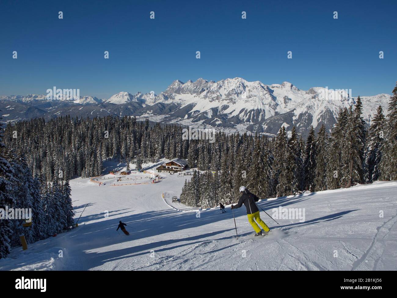 Domaine skiable Planai avec cabane des prés de conte de fées et vue sur le massif de Dachstein, Schladming, Styrie, Autriche Banque D'Images