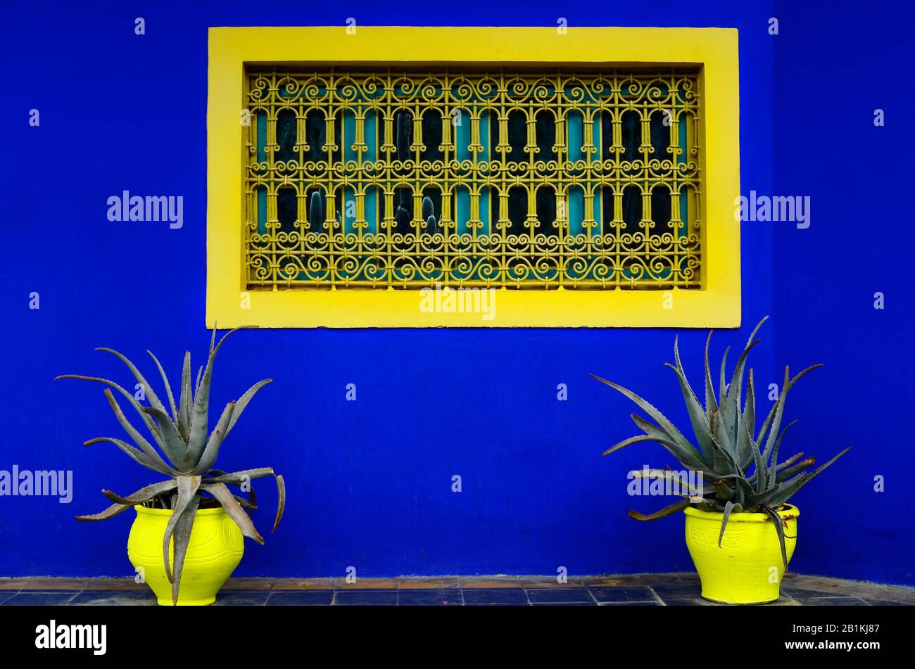 Marrakech, Maroc - 24 novembre 2014 : pot de fleurs coloré et fenêtre dans le jardin Majorelle, ancienne résidence du couturier Yves Saint Laurent, Banque D'Images