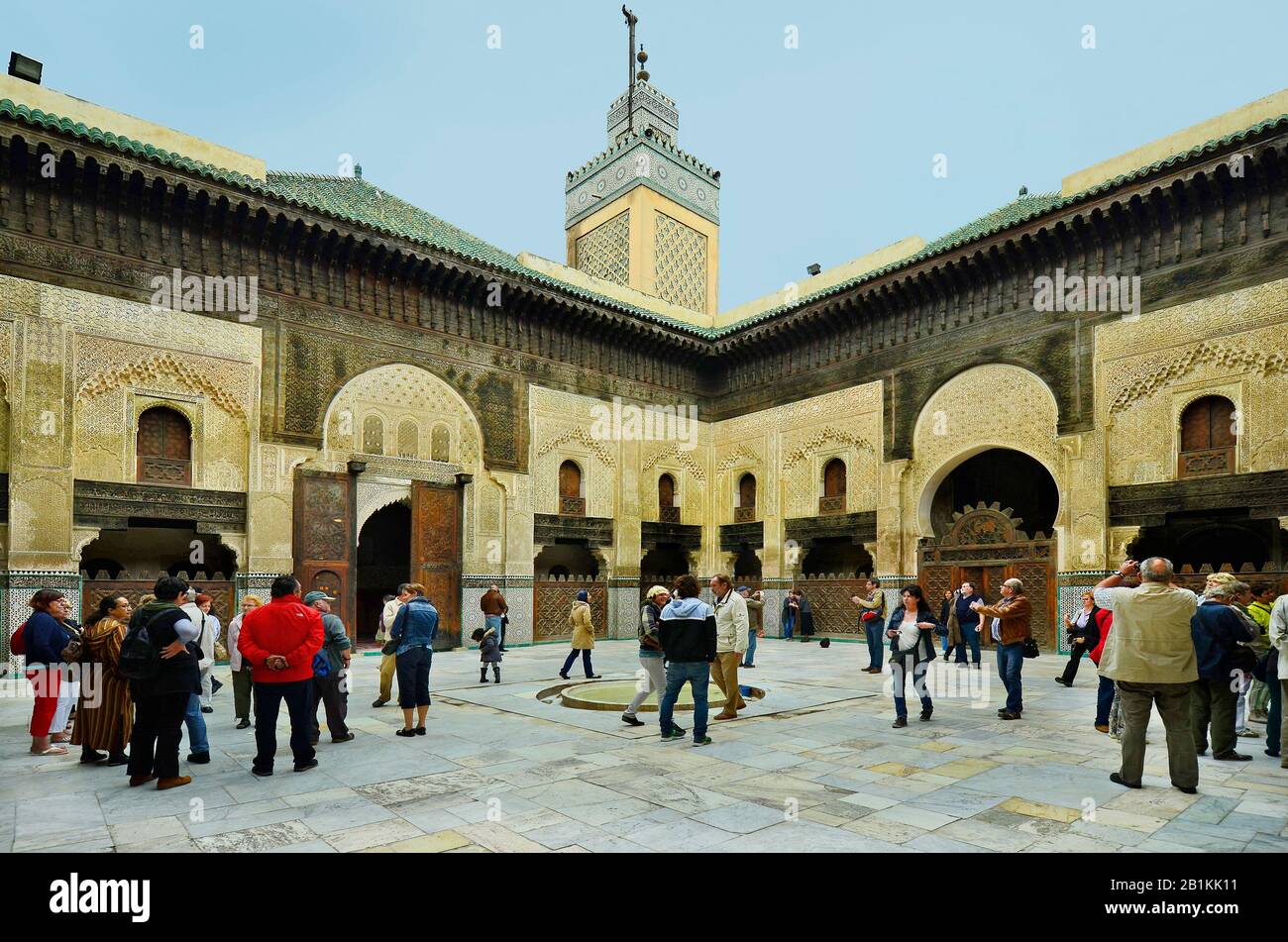 Fez, Maroc - 20 novembre 2014 : touristes non identifiés dans la cour intérieure de Medersa Bou Inania avec des ornements artistiques - une école islamique - madir Banque D'Images