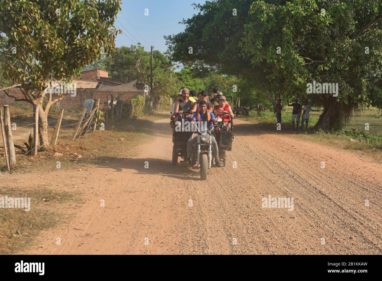 Transport en moto le long de routes poussiéreuses sur le Rio Magdalena, Santa Cruz de Mompox, Bolivar, Colombie Banque D'Images