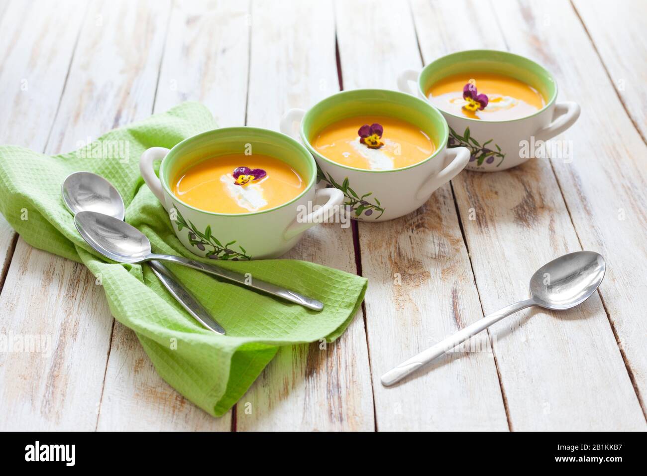 Soupe de purée, faite de citrouille orange, de patates douces et de carottes, servie avec de la crème aigre Banque D'Images