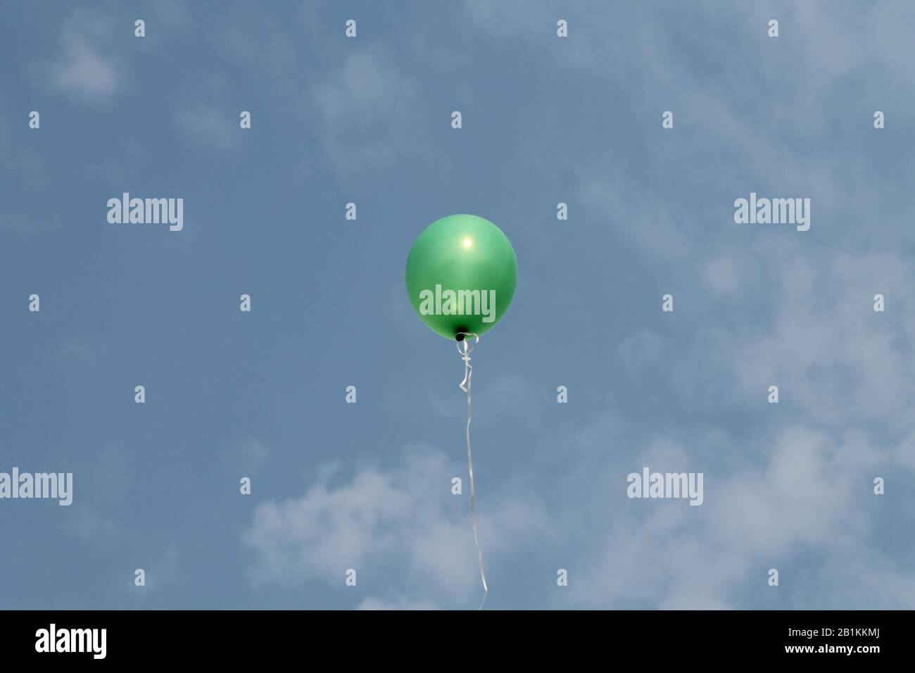 ballon vert volant haut dans le ciel Banque D'Images