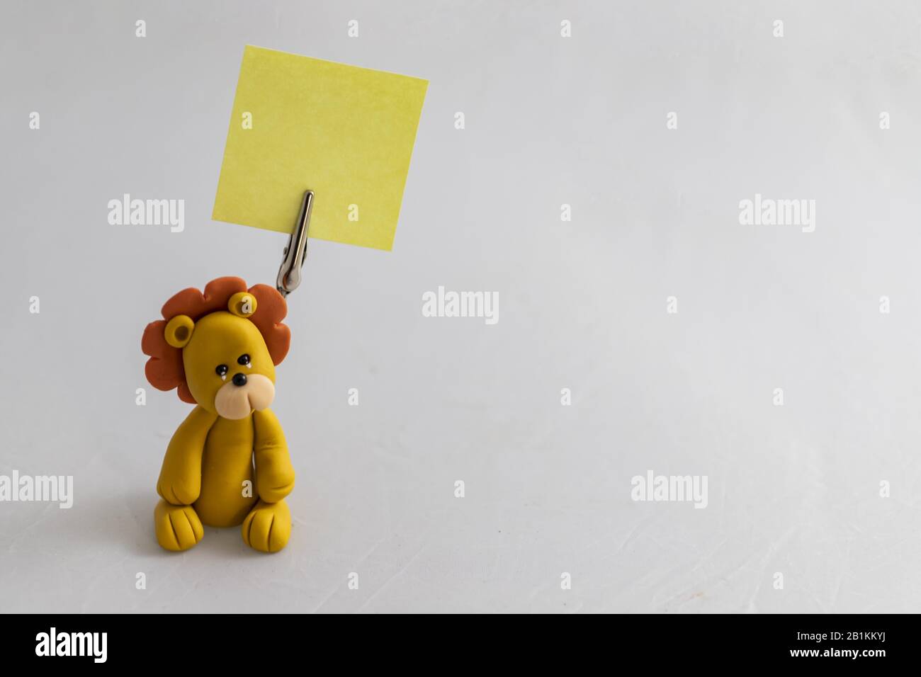 lion fimo avec pince pour feuilles ou photos Banque D'Images