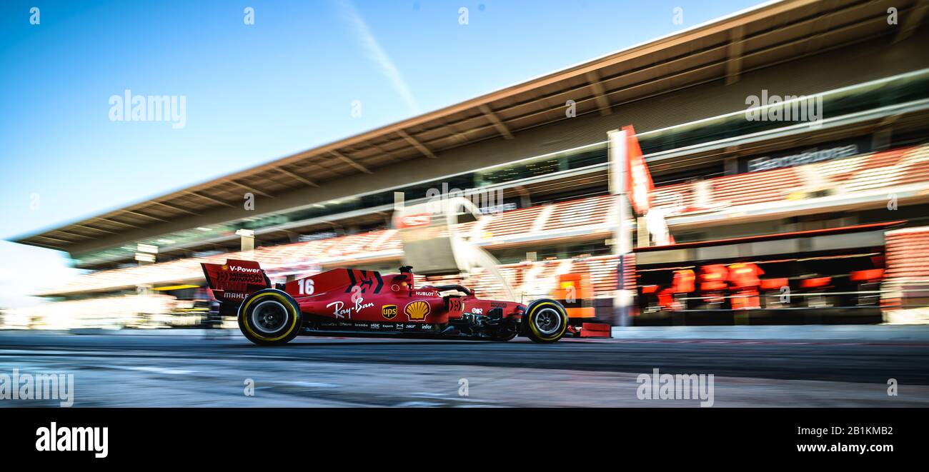 Barcelone, Espagne. 26 février 2020. Charles LECLERC (mon) de l'équipe Ferrari quitte le garage de l'équipe au quatrième jour des essais de Formule 1 hiver au circuit de Catalunya crédit: Matthias Oesterle/Alay Live News Banque D'Images