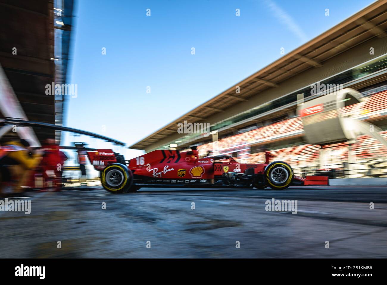 Barcelone, Espagne. 26 février 2020. Charles LECLERC (mon) de l'équipe Ferrari quitte le garage de l'équipe au quatrième jour des essais de Formule 1 hiver au circuit de Catalunya crédit: Matthias Oesterle/Alay Live News Banque D'Images