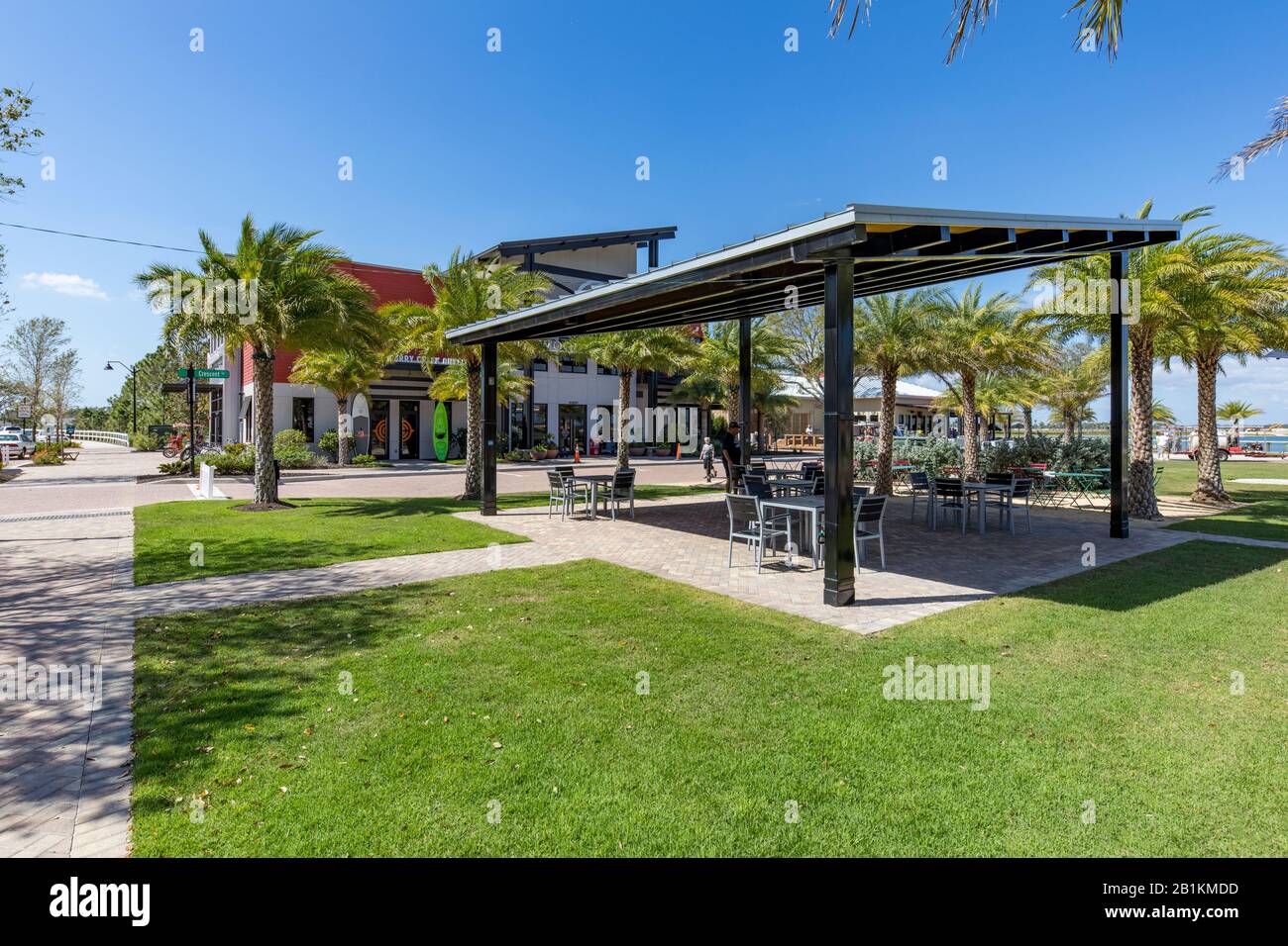 Coin salon extérieur pour le déjeuner ou une collation sur la place des fondateurs, Babcock Ranch Florida. Avec un toit de panneau solaire. Babcock est une communauté solaire Banque D'Images