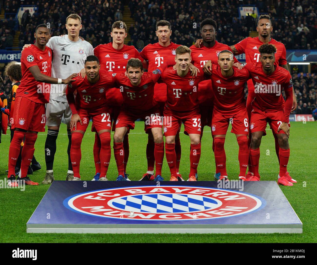 LONDRES, ROYAUME-UNI. 25 Février Bayern Munich Équipe Shoot Back Row;- Serge Gnabry Thomas Muller Joshua Kimmich Thiago Et Kingsley Comanof Fc Bayer Banque D'Images