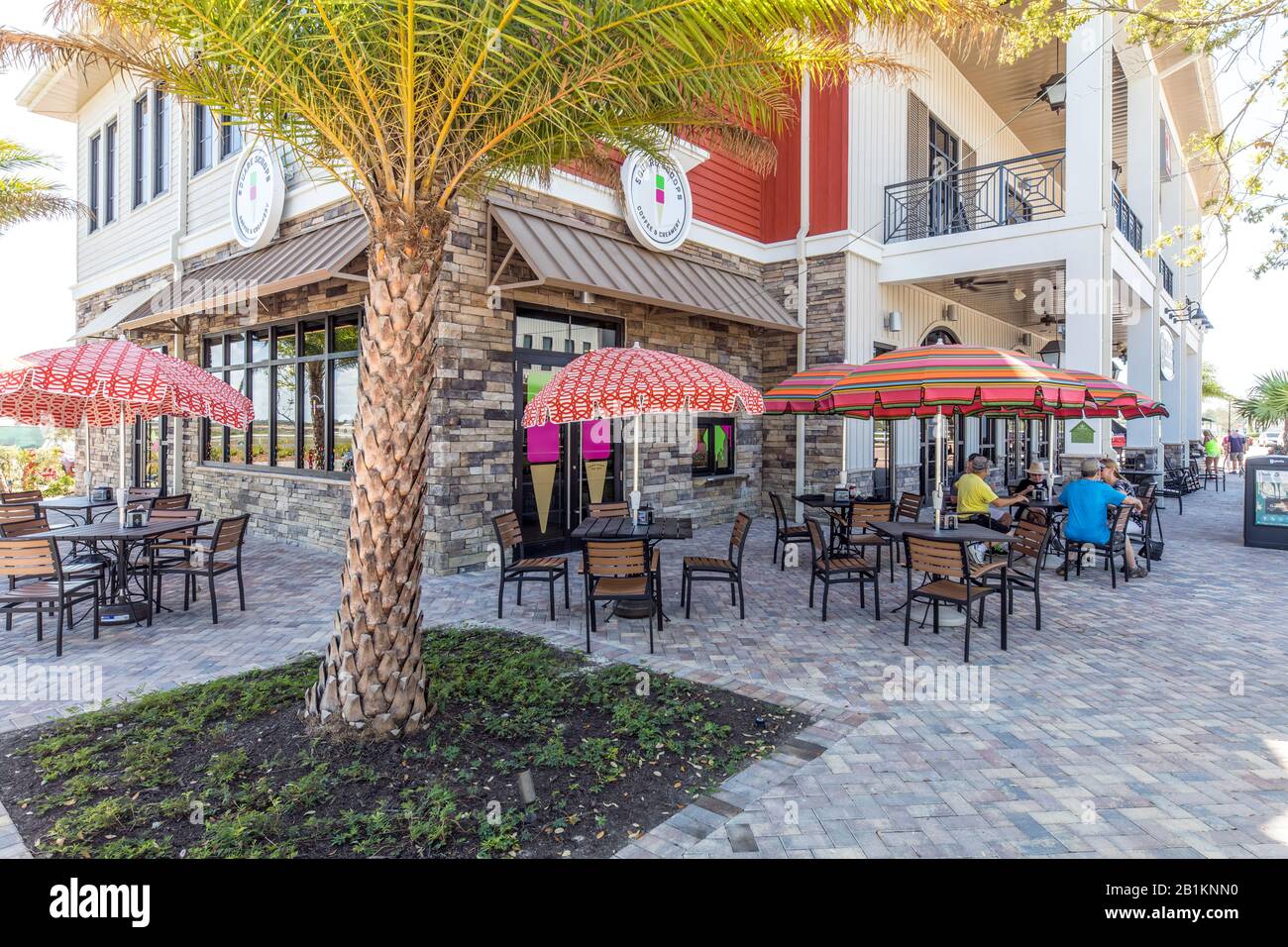 Coin salon extérieur ombragé au salon de glace de Babcock Ranch Florida, une communauté autonome et alimentée par l'énergie solaire Banque D'Images