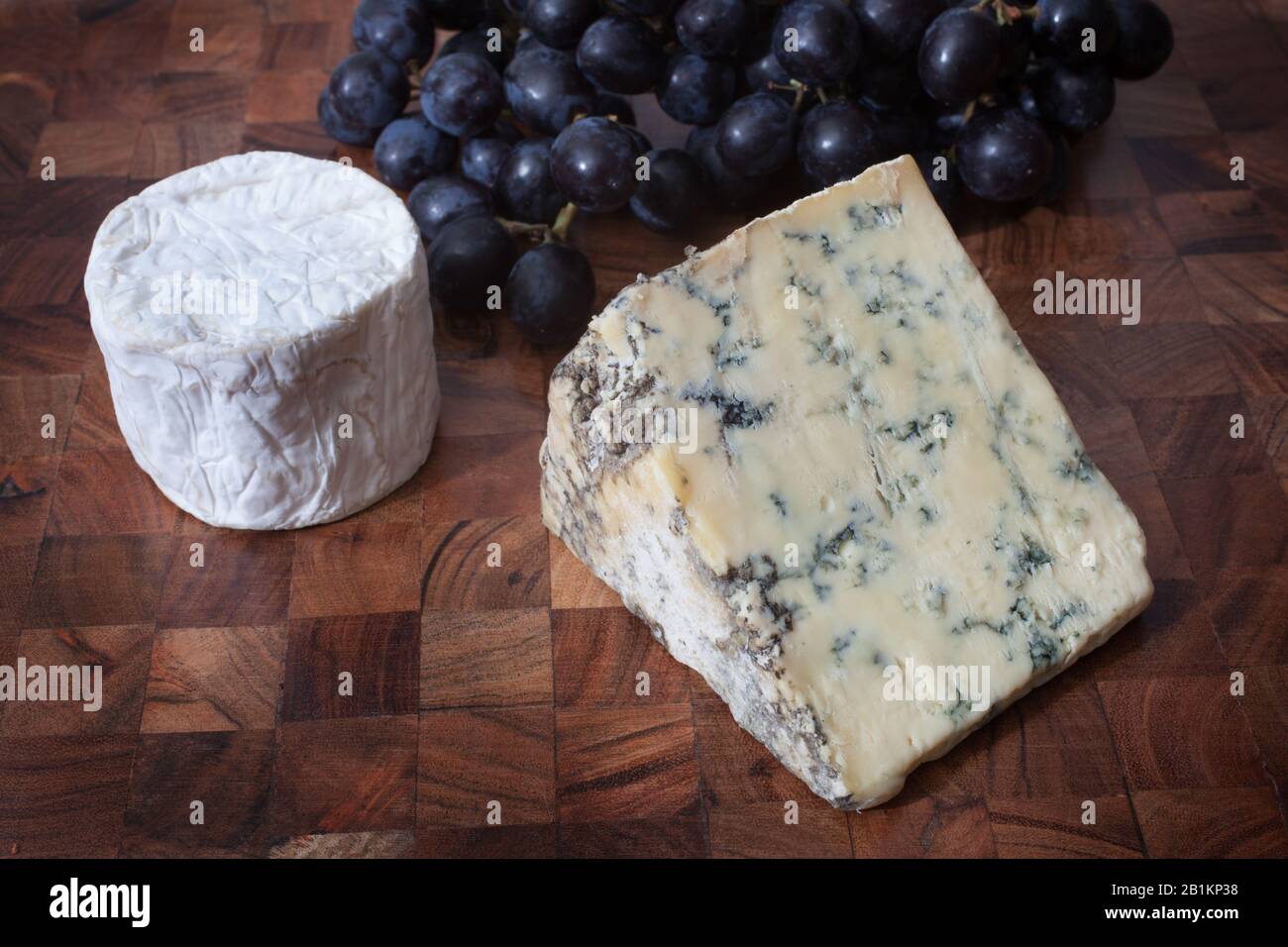 Fromage Bleu Stilton, Fromage De Chèvre Aux Raisins Secs Banque D'Images