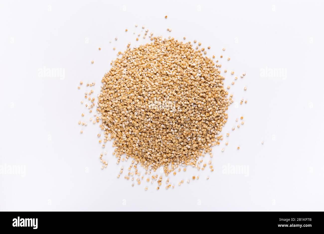 Échange de nourriture. Tas de quinoa blanc, vue de dessus Banque D'Images