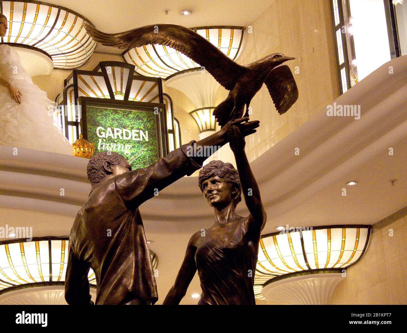 Sculpture en bronze commandée par Mohamed Al Fayed se dresse dans le grand magasin Harrods, Londres, Angleterre, Représentant Dodi Fayed et la princesse Diana. Banque D'Images