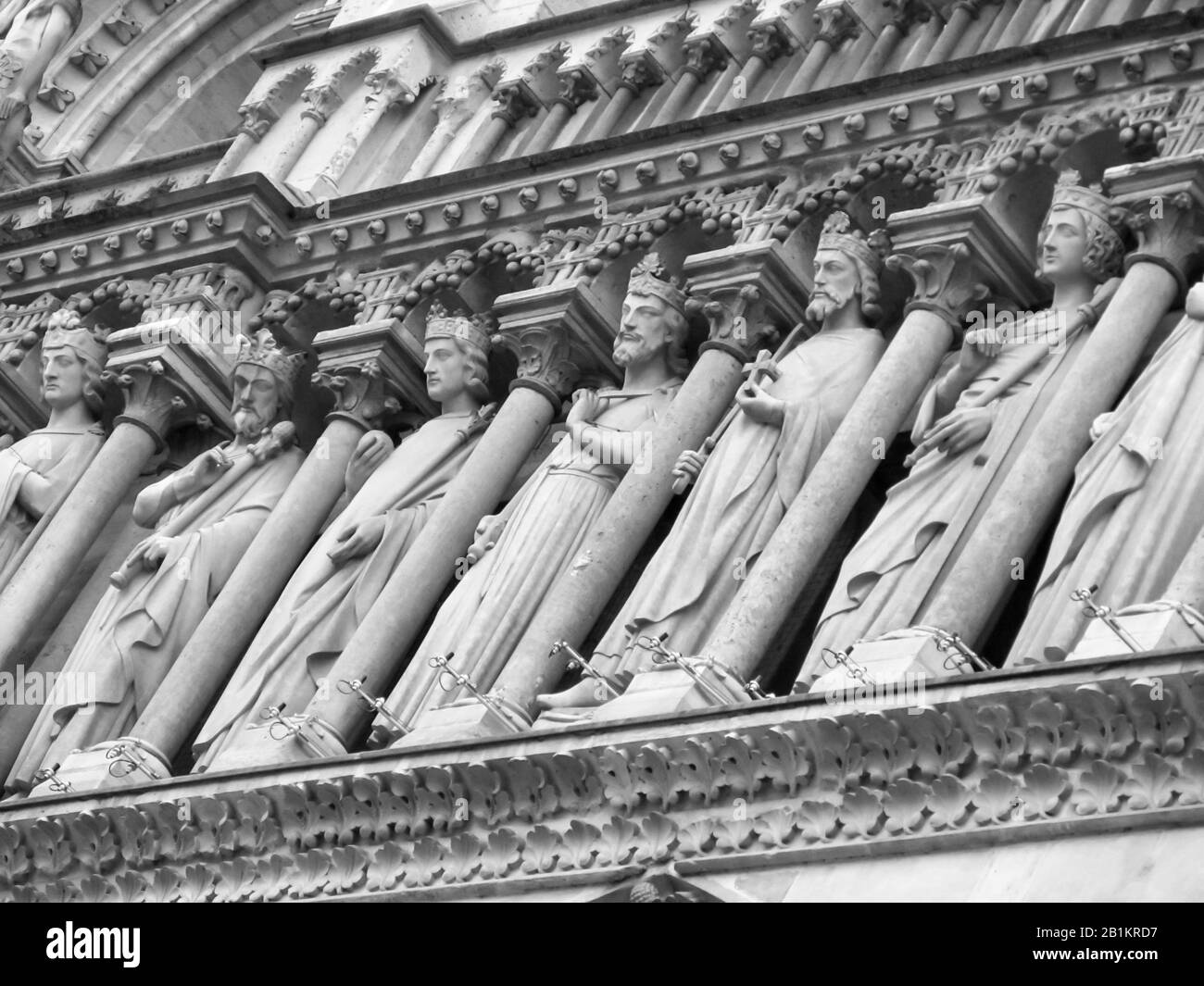 La Galerie des rois, sur la façade ouest de la cathédrale notre-Dame de Paris, en France, photographiée en Monochrome Banque D'Images