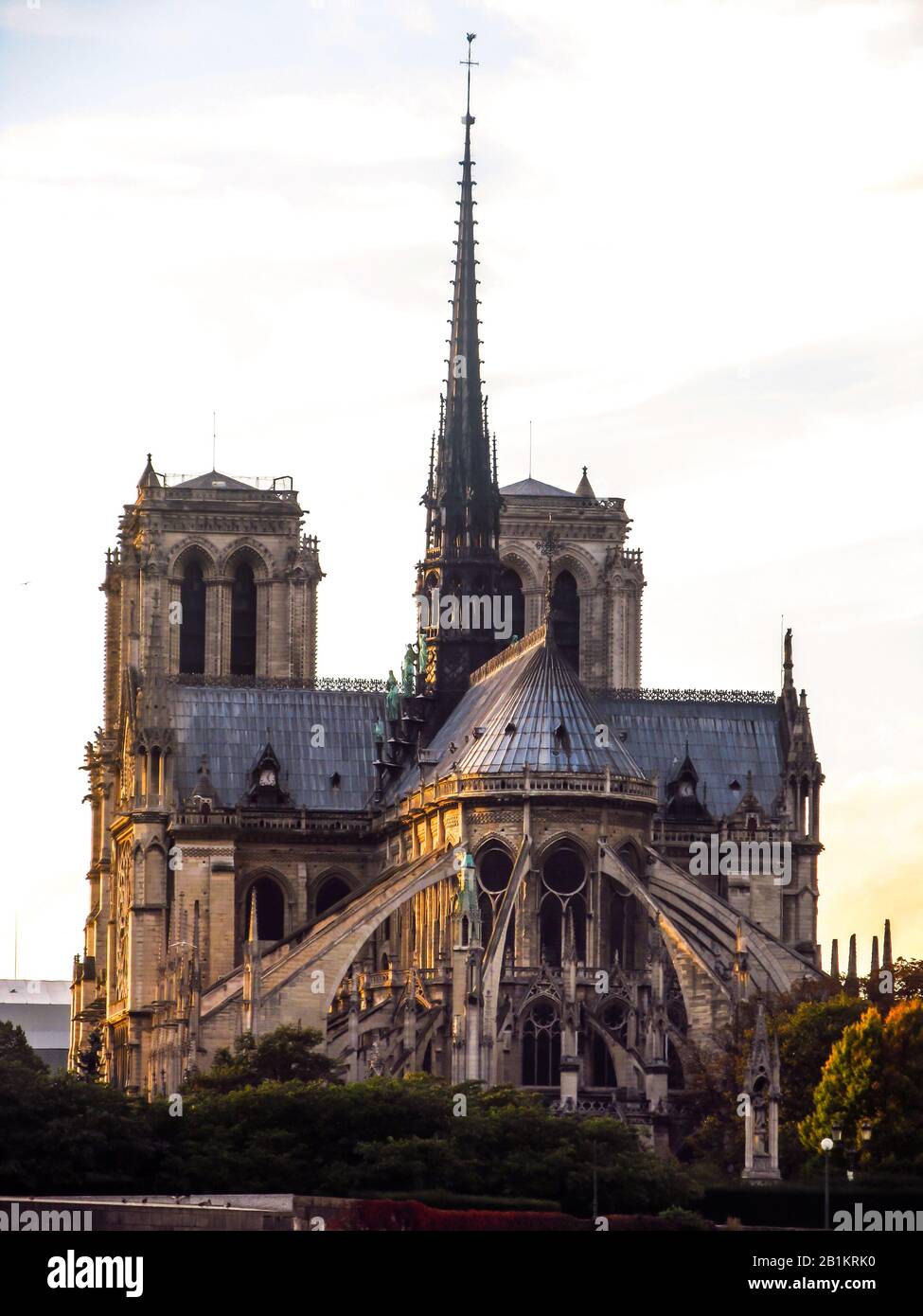 Vue sur la façade est de la cathédrale notre-Dame, montrant les contreforts volants, photographiés en fin d'après-midi à Paris, France Banque D'Images