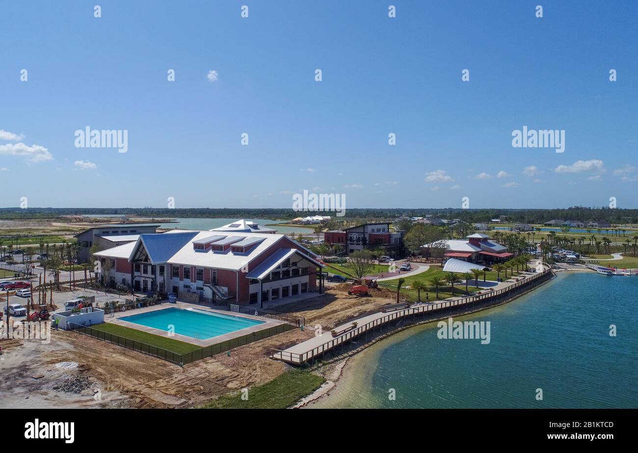 Vue aérienne et partie de Founders Square avec grande piscine à Babcock Ranch, Floride qui est une communauté écologique bio alimentée par énergie solaire Banque D'Images